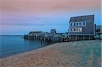 Groupe de maisons le long de la plage rivage, Provincetown, Cape Cod, Massachusetts, USA