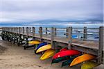 Bateaux colorés stockés sous le quai, port Pamet, Truro, Cape Cod, Massachusetts, USA