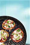 Haute Angle vue de Pita pizza sur la grille du Barbecue en Studio