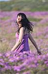 Femme qui marche dans le champ de fleurs