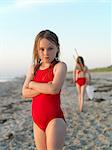 Jeune fille debout sur la plage de sable