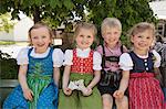 Enfants en costumes bavarois traditionnels