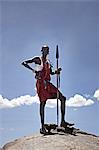 Massai man Standing auf Felsen