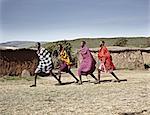 Hommes de Maasai marcher ensemble