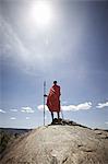 Massai man Standing auf Felsen
