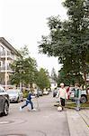 Kinder spielen auf der suburban street