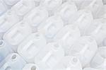 Gros plan de cartouches en plastique blancs vides