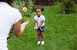 Mutter und Tochter spielen im Garten