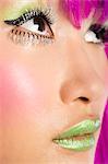 Très gros plan du visage de jeune femme funky avec des faux cils et rouge à lèvres vert
