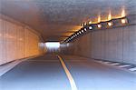 Tunnel éclairé sous la route