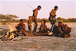 Bushmen chantaient et dansaient le désert du Kalahari, au Botswana