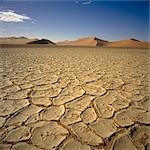 Rissige Erde in der Wüste, Sossusvlei, Namib-Wüste, Namibia