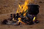 Feu de camp avec Pot Potjiekos Messam cratère, Namibie Afrique