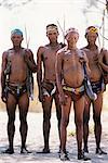 Portrait de Bushman chasseurs avec des arcs, flèches et carquois plein air Namibie, Afrique