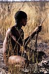 Bushman Hunter assis en champ Namibie, Afrique