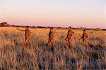 Buschmänner jagen in der Dämmerung, Namibia, Afrika