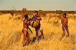 Bushmen transportant leur Kill Botswana, Afrique