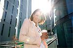 Sourire de femme d'affaires avec café pour aller à l'extérieur