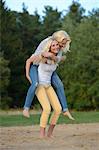 Glückliche junge blonde Frau mit ihrem Freund-Aufsteckmodul
