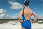 Senior Woman tragen Badeanzug mit Blick auf Meer