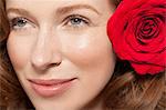Femme portant des vêtements rouges roses dans les cheveux