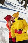 Couple s'embrassant dans la neige