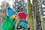 Couple portant des chapeaux, baisers de tricot