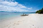 Plage avec bateau de pêche, Manado, Sulawesi, Indonésie, Asie du sud-est, Asie