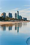 Réflexions des immeubles de grande hauteur à la plage de Surfers Paradise, Gold Coast, Queensland, Australie, Pacifique