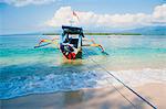 Gili Meno, un bateau traditionnel indonésien sur Gili Meno et Gili Air, Lombok en arrière-plan, îles Gili (Indonésie), l'Asie du sud-est, Asie