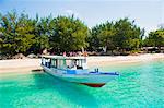 Des bateaux traditionnels indonésiens dans le cristal clairement mer de Gili Trawangan, Gili îles, l'Indonésie, l'Asie du sud-est, Asie