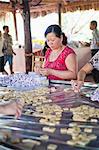 Femme, fabrication de gâteaux, Can Tho, Mekong Delta, Vietnam, Indochine, Asie du sud-est, Asie