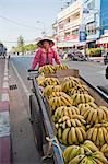 Vieille femme vendant des bananes dans les rues de Vientiane, au Laos, Indochine, Asie du sud-est, Asie