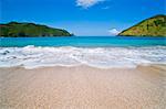 Plage de sable blanc, bleu mer et bleu ciel à kamel Beach dans le sud de Lombok, Indonésie, Asie du sud-est, Asie