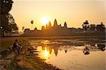 Tourist watching sunrise at Angkor Wat Temple, Angkor Temples, UNESCO World Heritage Site, Siem Reap Province, Cambodia, Indochina, Southeast Asia, Asia