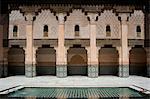 Une cour intérieure en mosaïque et le miroir d'eau à la Ben Youssef Madrassa, Marrakech, Maroc, l'Afrique du Nord, l'Afrique