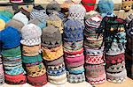 Chapeaux de laine tricotés aux couleurs vives à vendre dans le souk de Marrakech, au Maroc, en Afrique du Nord, Afrique