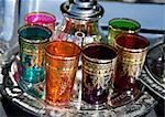 Un ensemble de verres à thé coloré à vendre dans le souk, Marrakech, Maroc, Afrique du Nord, Afrique