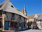 Auberge des Deux Tonneaux (deux barils Inn), antique chalet normand typique, au toit de chaume et colombage, avec tracteur, Pierrefitte en Auge, Calvados, Normandie, France, Europe