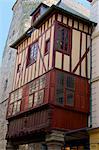 Médiéval en encorbellement et moitié colombages maisons pavée rue, vieille ville, Dinan, Bretagne, côtes d'Armor, France, Europe
