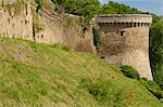 Stadtmauern aus dem 13. Jahrhundert und Turm, Old Town, Dinan, Bretagne, Cotes d ' Armor, Frankreich, Europa