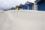 Dérive de cabanes de plage en sable, West Wittering, West Sussex, Angleterre, Royaume-Uni, Europe