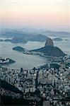 Vue sur la baie de Botafogo, Rio de Janeiro, au Brésil, en Amérique du Sud et de la Pao de Acucar (Sugar Loaf Mountain)