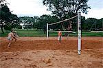 Hommes jouant au volleyball à Parque Cidade Sarah Kubitschek, Brasilia (Brésil), en Amérique du Sud