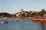 Blick über Canto Strand und der Promenade Orla Bardot, Buzios, Bundesstaat Rio De Janeiro, Brasilien, Südamerika
