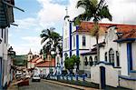 Blick auf einer Straße nahe der Praca Minas Gerais mit kolonialen Gebäuden und dem Colegio Providencia von 1849, Mariana, Minas Gerais, Brasilien, Südamerika