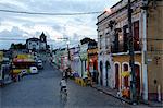 Scène de rue avec des maisons colorées, Olinda, Pernambuco, au Brésil, en Amérique du Sud