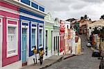 Straßenszene mit bunten Häusern, UNESCO Weltkulturerbe, Olinda, Pernambuco, Brasilien, Südamerika