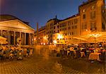 Gens à manger au restaurant à l'extérieur près du Panthéon, Rome, Lazio, Italie, Europe