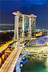 Die Helix-Brücke und die Marina Bay Sands Singapur bei Nacht, Marina Bay, Singapur, Südostasien, Asien